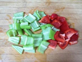 红彩椒和青椒分别洗干净去籽，切成大块。 