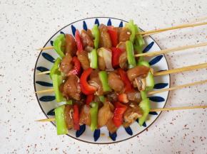 竹签提前用开水烫一下，一个彩椒一块肉穿成串。 