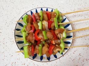 竹签提前用开水烫一下，一个彩椒一块肉穿成串。 