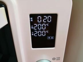 选择烤箱的“烤翅”功能，上下管200度烤20分钟。 