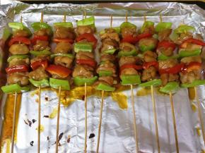 烤到10分钟的时候将烤盘取出来，给鸡肉串上面刷上一层腌肉的酱汁，翻面继续烤10分钟即可。
