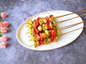 香喷喷的彩椒鸡肉串出炉。 