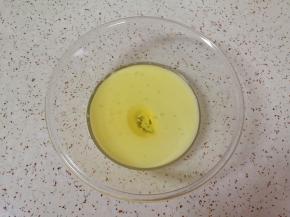 将玉米油和酸奶一起加入盆里。 