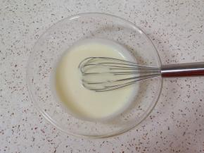 用手动打蛋器搅打均匀。 