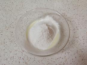 筛入低筋面粉和玉米淀粉，继续用手动打蛋器搅打均匀。