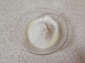筛入低筋面粉和玉米淀粉，继续用手动打蛋器搅打均匀。