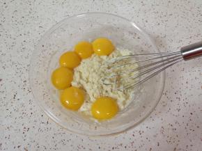 蛋清蛋黄分离，面糊里面加入蛋黄。 