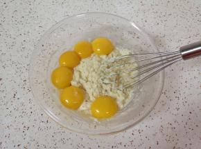蛋清蛋黄分离，面糊里面加入蛋黄。 