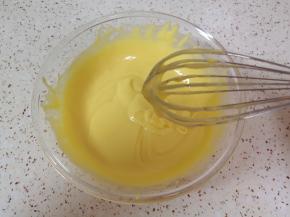 用手动打蛋器以“Z”字形的手法混合均匀，放在一边备用。 