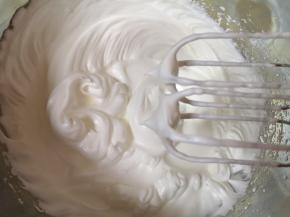 用电动打蛋器高速打发至，提起打蛋器打蛋头上的尖角坚挺竖立不弯。
