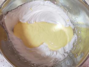 再将混合好的蛋黄糊倒回到剩下的三分之二蛋白里，以同样的手法混合均匀。 