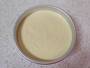 混合好的蛋糕糊从模具中间开始，倒入模具里面，震几下排出空气。
