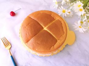 烤到15分钟的时候，迅速打开烤箱门，拉出烤网，用刀在蛋糕上面划十字。 