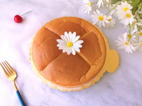 完整脱模的酸奶开花蛋糕。 