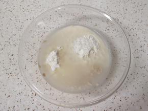将酵头食材全部放入盆里。 