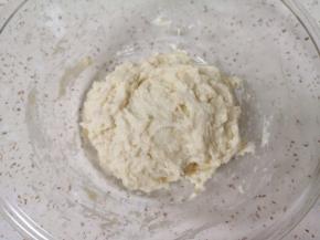 用筷子搅拌均匀，盖上保鲜膜放入冰箱冷藏发酵一晚上。 