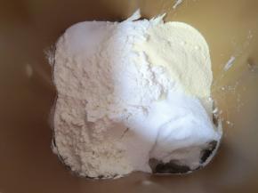 加入高筋面粉、低筋面粉和奶粉，细砂糖和盐对角放。 