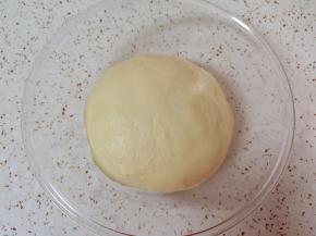 将揉好的面团从面包机里取出，整一下型放入盆里，盖上保鲜膜发酵至两倍大。 
