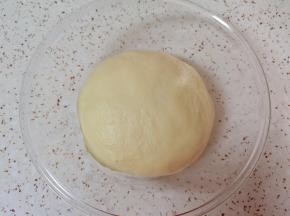 将揉好的面团从面包机里取出，整一下型放入盆里，盖上保鲜膜发酵至两倍大。 