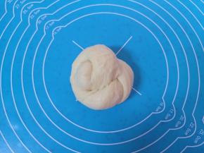 挽成一个面包团。