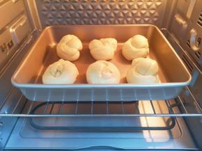 全部的面包做好放入烤盘，烤箱调至“发酵”功能，40度二次发酵40分钟。