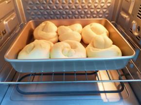 烤箱调至“上下管”加热，160度预热，将发酵好的面包送入预热好的烤箱。 