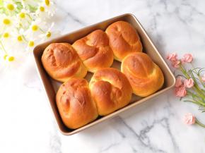 出炉趁热刷上一层黄油。 