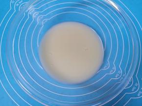 盆里倒入温水，加入糖、盐和发酵粉混合均匀。 