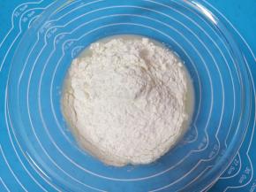 加入高筋面粉。 