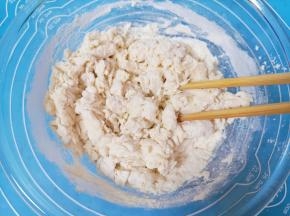 用筷子搅拌成絮状。 