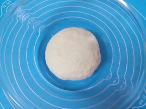 揉成面团，盖上保鲜膜发酵至两倍大。 