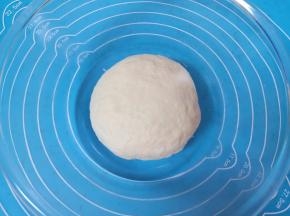 揉成面团，盖上保鲜膜发酵至两倍大。 