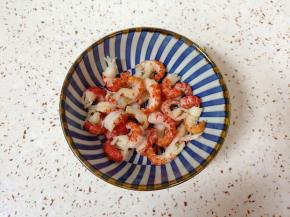 龙虾尾焯水，剥出虾仁备用。 