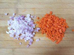 洋葱和胡萝卜切碎备用。 