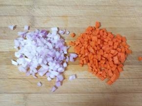 洋葱和胡萝卜切碎备用。 