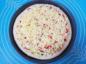 最后撒上一层厚厚的马苏里拉芝士。 