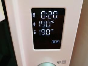 选择烤箱的“披萨”功能，上下管190度烤20分钟，上色满意后可加盖锡纸。
