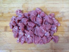 里脊肉洗干净切成小块。