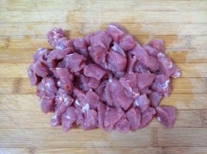 里脊肉洗干净切成小块。