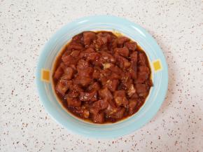 加入烤肉酱搅拌均匀，腌制一个小时以上。