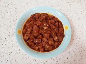 加入烤肉酱搅拌均匀，腌制一个小时以上。