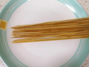 竹签用开水烫一下备用。