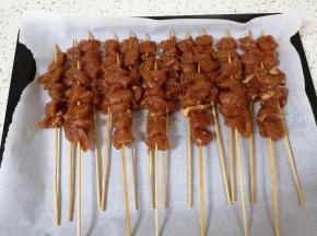 烤盘里铺上油纸，放上烤肉串。