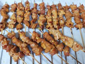 烤10分钟的时候取出来刷上一层烤肉酱，送入烤箱继续烤10分钟。