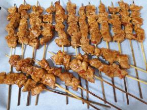 10分钟之后再次取出刷上一层食用油，送入烤箱继续烤5分钟。