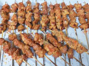 时间到取出，根据自己的口味撒上辣椒粉和孜然粉，送入烤箱利用余温烤1-2分钟。