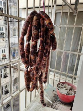 前几天灌的香肠，表皮已经干了，硬硬的，里面还有一点点儿软！