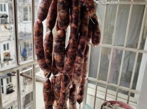 前几天灌的香肠，表皮已经干了，硬硬的，里面还有一点点儿软！
