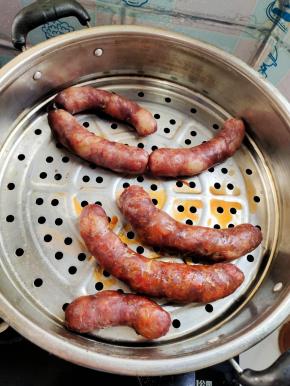 水开，放入香肠，中小火蒸30分钟！