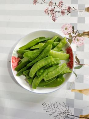荷兰豆去掉头尾和茎，清洗干净沥干水分备用！